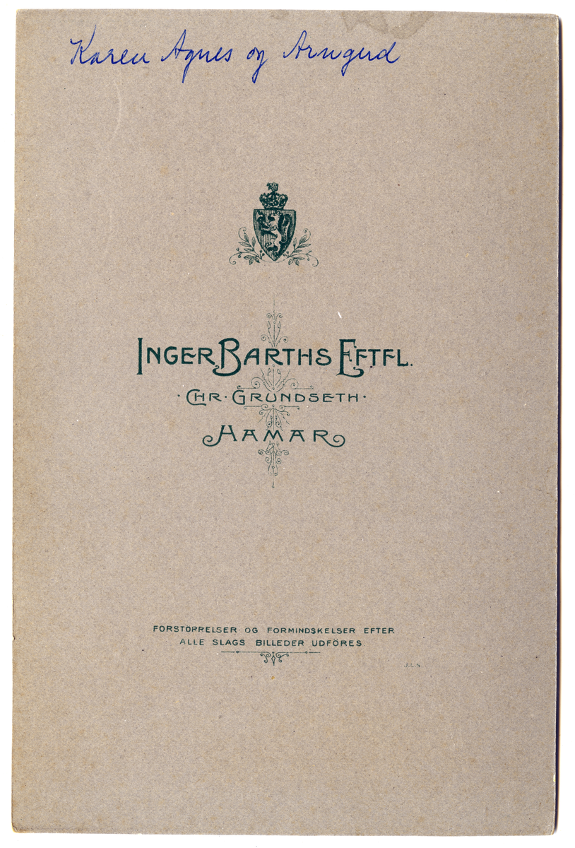To kvinner, Karen Agnes og Arngerd Skavhaugen.
Bilde er fra fotoalbum GM.036888.