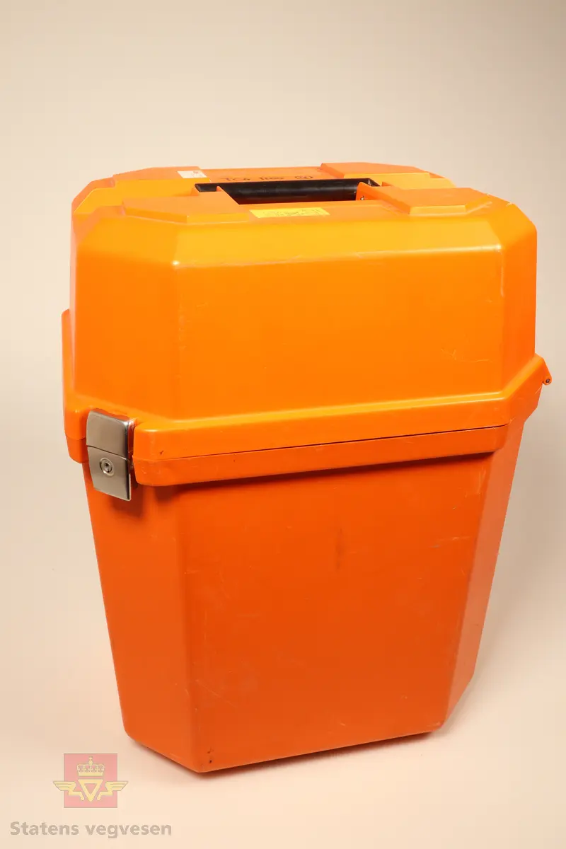 Grønn og svart totalstasjon med oransje koffert. I kofferten er det en totalstasjon oppå en GDF22 Fotplate, regntrekk, instruksjonsmanual, minnekort, mini prismestang med libelle og en LEMO ledning.