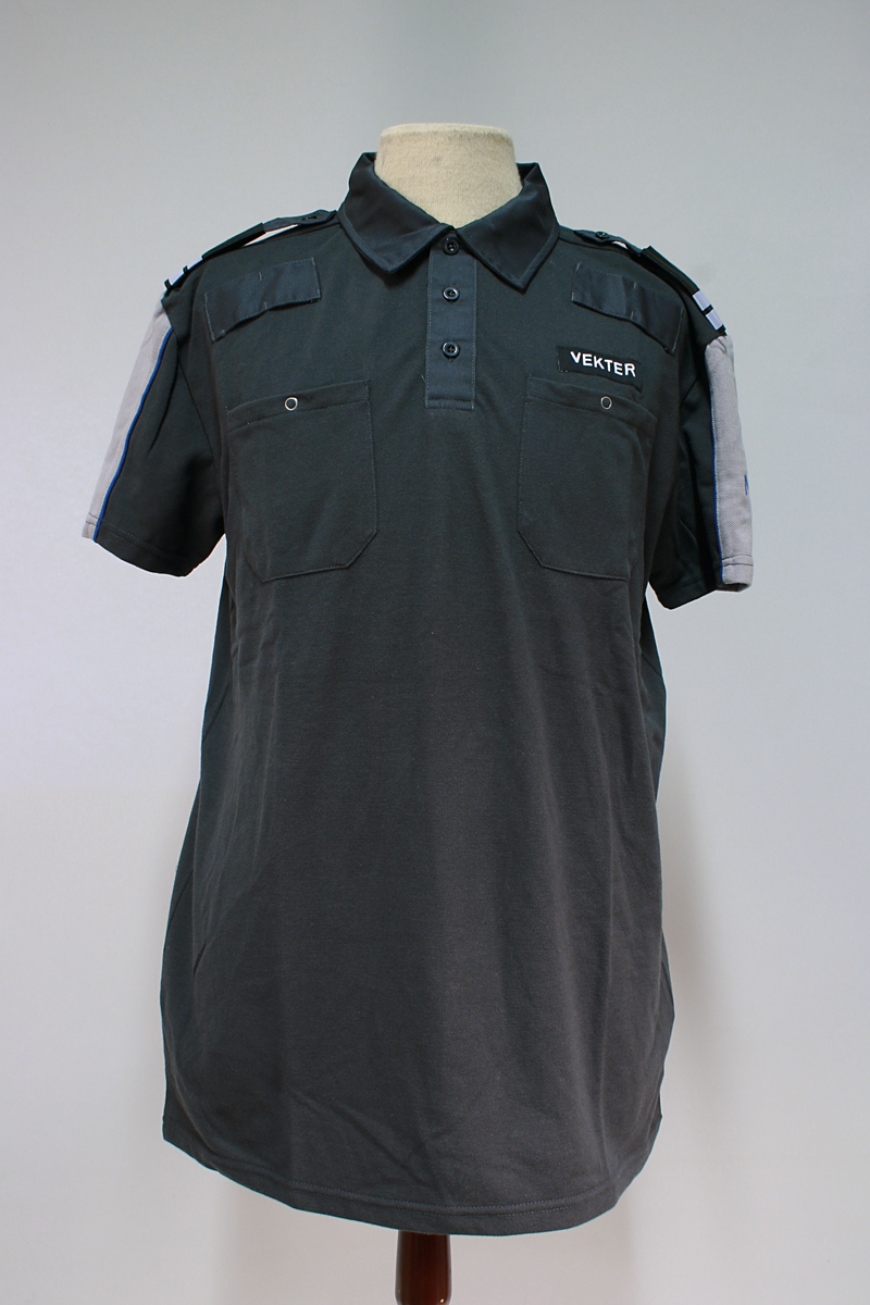 Sort uniform bestående av kortermet poloskjorte, bukser og skyggelue med Nokas-logo, og tilhørende belte rigget med lommelykt og walkie-talkie.
