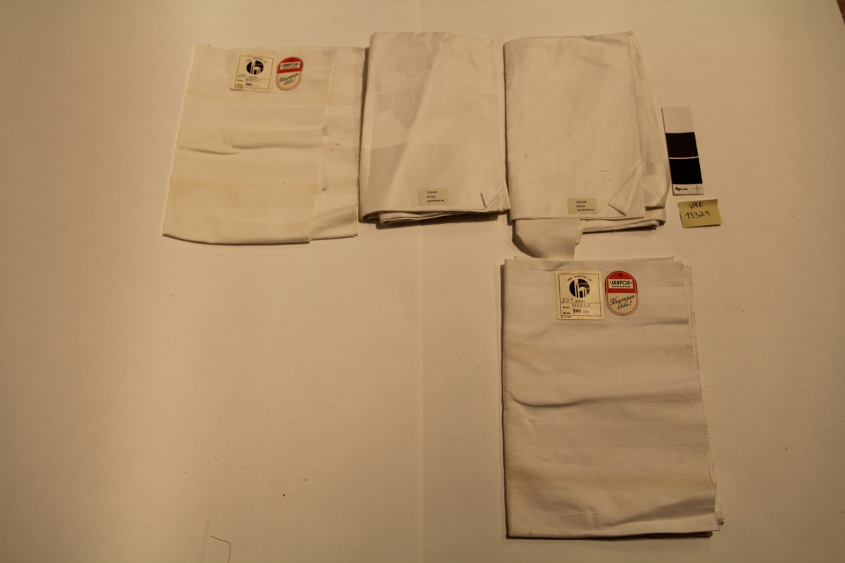 Løse vareprøver i forskjellig stoff og farge. Noe umerket, noe merket med produsentens logo og spesifikasjoner, noe merket med Kristofer Evensen.

Umerket: Hvit bomull, hvit lin, stripet lin, blå bomull, hvit damask.

Uten produsentmerke, med merket med navn på stoffet: to like damaskprøver i hvit merket "Dolly", en damaskprøve i hvit merket "Ditta", seks hvite, tynne prøver med hullsøm i ulikt mønster merket med nummer, en hvit prøve med rød klisterlapp merket med nummer, to prøver heftet sammen i flerfarget stripete lin merket med nummer, Prøve på tynt hvitt stoff med silhuetter, en blårutet bomullsprøve festet til korrespondanse fra produsenten (fra 1992).   

Merket "Høie": Mønstret bomull merket "Mosby", gult bomull merket "Laken", mønstret merket "Måne", ensfarget med hvite prikker, fem farger: gul, oransje, brun, blå, grønn, merket "Cirkel". 

Eldre typer merket "Høie": Hvit bomull merket "Hekla", hvit bomull merket "Hurdal", hvit bomull, beige lin merket "Baskerlin", beige lin merket "Baskerduk", blåmønstret lin merket "Baskerduk K", gul krepp merket "Krepp", grønn bomull merket "Bunad", rød lin merket "Baskerlin", lys lilla bomull merket "Hassel", blå bomull merket "Søstertøy", grønn lin merket "Baskerduk", blårutet hundetannsmønstret med flere mindre prøver i samme type med større eller mindre ruter merket "Søstertøy".

Prøver merket med Kristofer Evensen: Hvit bomull merket "Laken" og "Putevar", ubleket grov lin merket "Ulbleket laken", fire smale prøver i håndklestoff. 

To ufargede prøver i lin merket "A/S Dale Fabrikker". Tre prøver i hvit/ufarget bomull/lin merket "A/S Arne fabrikker",  fire prøver i bomull/lin/håndklestoff merket "Fortex",  to prøver merket "Meijerink & Zonen N.V" hvit og en prøve som består av fire prøver i likt håndklestoff i fire ulike farger, lerretstoff merket "Haldens bomullspinneri og væveri, grønt bomullstoff merket med bjelleformet merkelapp "Edmund Bell & Co. LTD", seks prøver på stripete bomullstoff heftet sammen i toppen med papp merket "Linje Hemma Borås".
