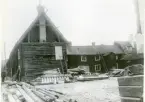 Stallet, gavelparti mot Arbogaboden, Arboga.
Under nedmonteringen, 1932.