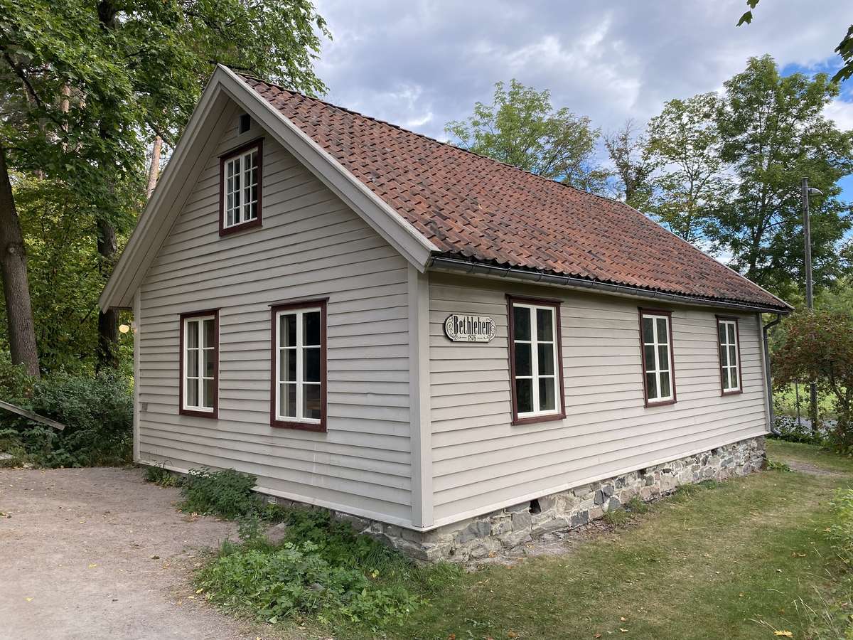 1876
Bedehuset ble reist på initiativ av presten, vekkelsespredikanten, avismannen og politikeren Lars Oftedal (1838 - 1900) og innviet 23.mars 1867. Huset ble reist på dugnad av bygdefolket og ble ferdig på rekordtid. "Bethlehem" var til å begynne med det eneste forsamlingshuset i bygda. Her holdt skolen til frem til 1896 og ungdomslaget, landbrukslaget, bondekvinnelaget, sanitetsforeningen, 4H-laget og andre benyttet huset til møter. Dessuten var bedehuset benyttet som valglokale ved kommunale valg og stortingsvalg.
Spesielt for «Betlehem» var at huset var brukt til kirke fra 1913 til 1967. Det fikk da et eget tilbygg med alterring. Under siste krig var det benyttet som skolehus.

Norsk folkemuseums guidebok,  1996