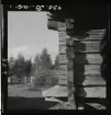 Timrad knut på byggnad i den samiska kyrkstaden Lappstaden i Arvidsjaur. Byggnadsminne sedan 1948.