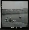 Tre män drar en eka över vattnet vid fjällgården i Kummavuopio, sommaren 1943.