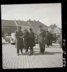 Nordiska museets utställning av folkkonst och Svenska slöjdföreningens utställning av modern svensk brukskonst i Prag, Tjeckien. Från en under utställningen anordnad utfärd. På bilderna syns professor Lundblom, fru Malmar, minister Malmar, konstnären Kåge.