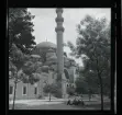 En grupp kvinnor sitter på gräset i parken framför Hagia Sofia/ Ayasofya. Allhem SP 263 Istanbul