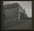 Hörnet Bondegatan 66. Sofia kyrka skymtar i bakgrunden. Södermalm, Stockholm.
61/1941 Konrad Elméus Nm 77