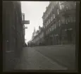 Högbergsgatan på Södermalm, G. Rossel skrädderiaffär på hörnet. Katarina kyrka skymtar i bakgrunden. Stockholm.
61/1941 Konrad Elméus Nm 87