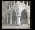 Två kvinnor poserar vid (möjligen) Dogepalatset / Palazzo Ducale di Venezia. Venedig, Italien.
61/1941 Konrad Elméus Nm 251-281