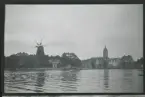 Vy över Strängnäs med väderkvarnen och domkyrkan.