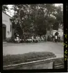 Folkmusiker sitter och vilar under en paus. Skansen, Stockholm. Skansen, Stockholm.