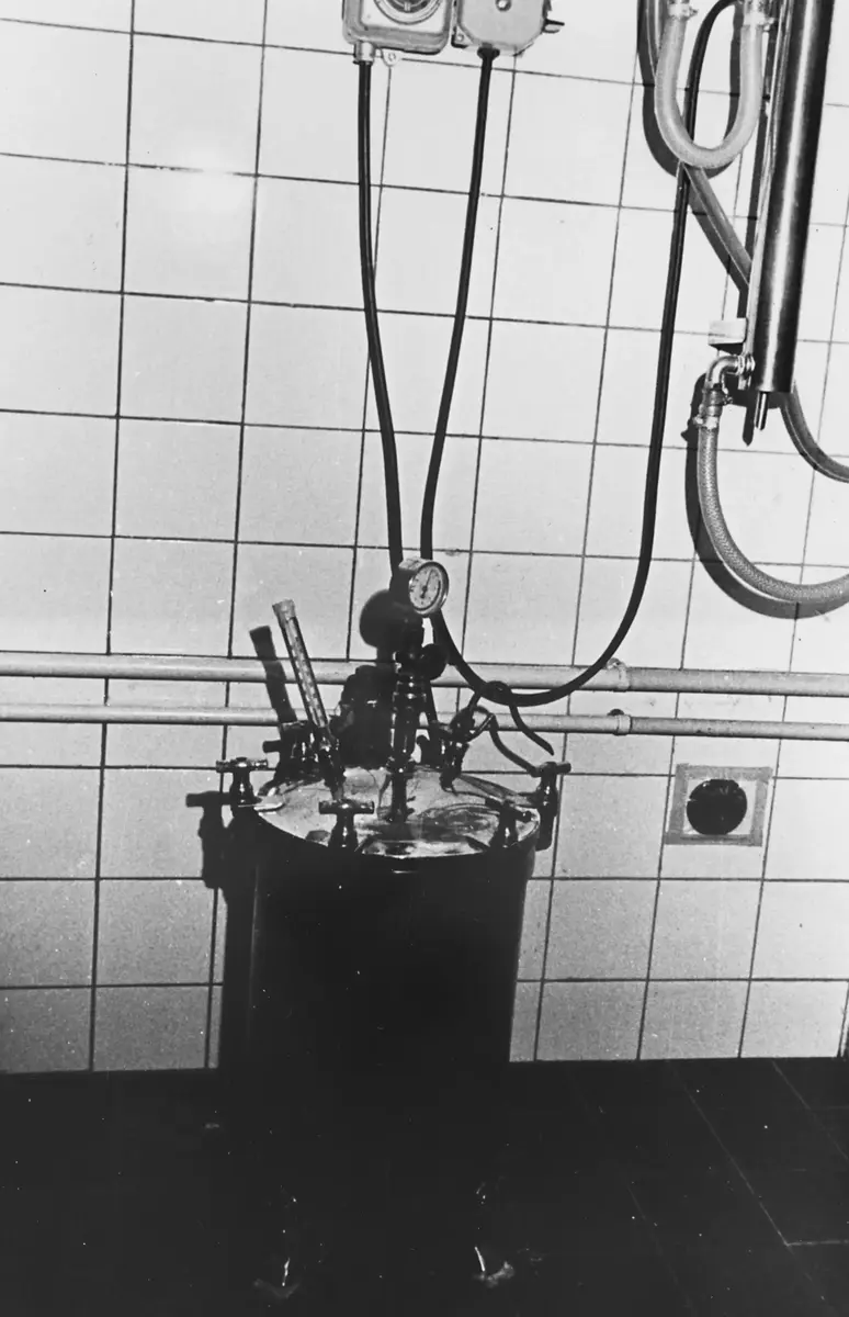 Kokare vid apoteket Ekorren år 1984. ::
