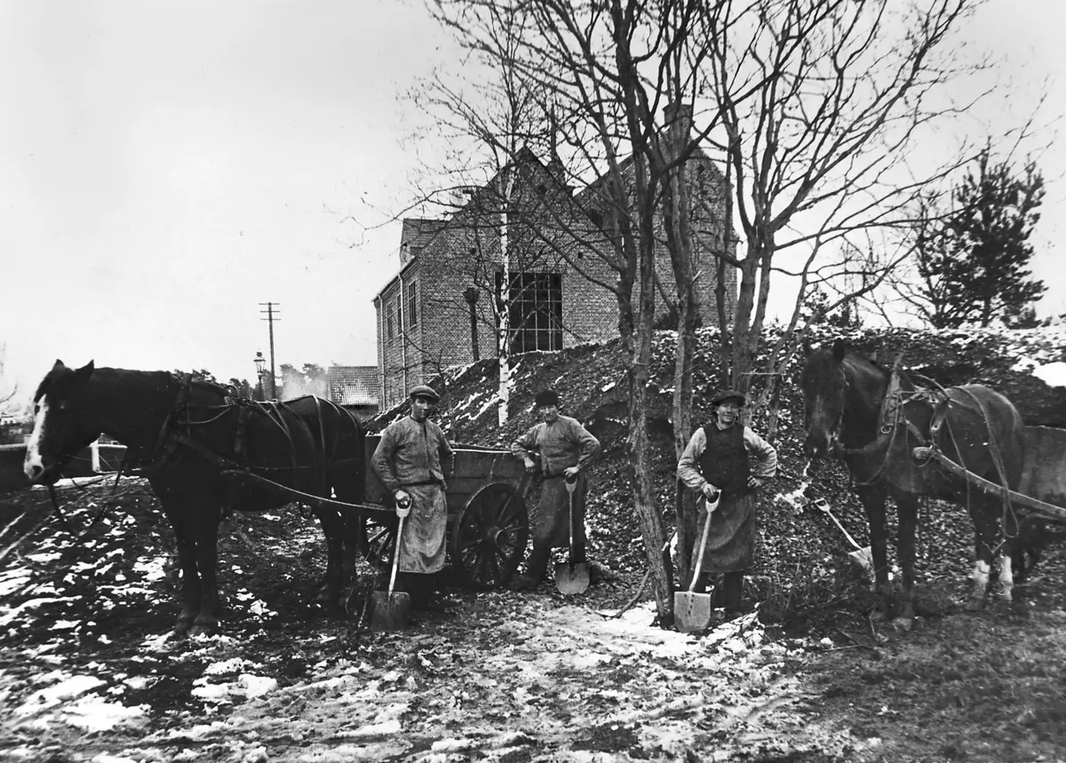 Schaktingsarbeten vid Långbrodalsskolan år 1915. Bilden från Linbodavägen. Kortet från Åke Karlsson. ::