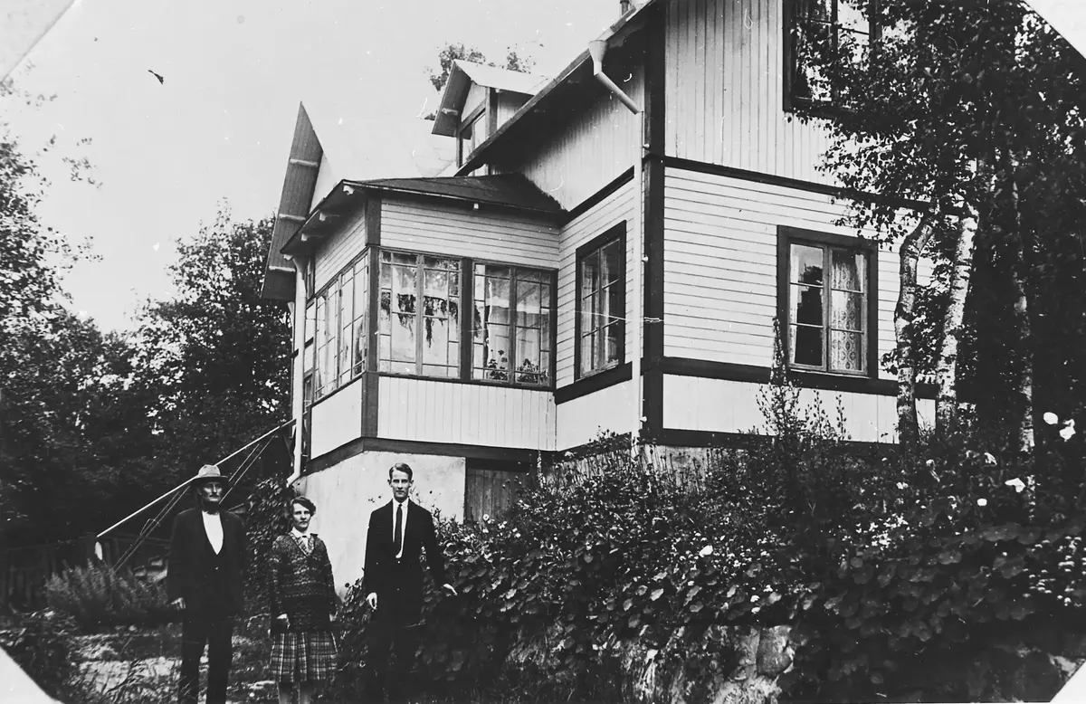 Bäcklunda år 1925. 
Från vänster Oskar Rågfeldt, Vilhelmina och Bertil.
Kortet från Ingrid Rågfeldt