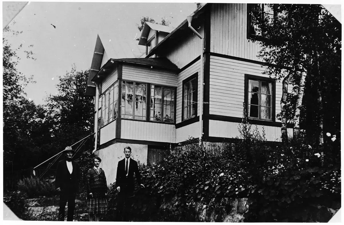Bäcklunda år 1925. 
Från vänster Oskar Rågfeldt, Vilhelmina och Bertil.
Kortet från Ingrid Rågfeldt