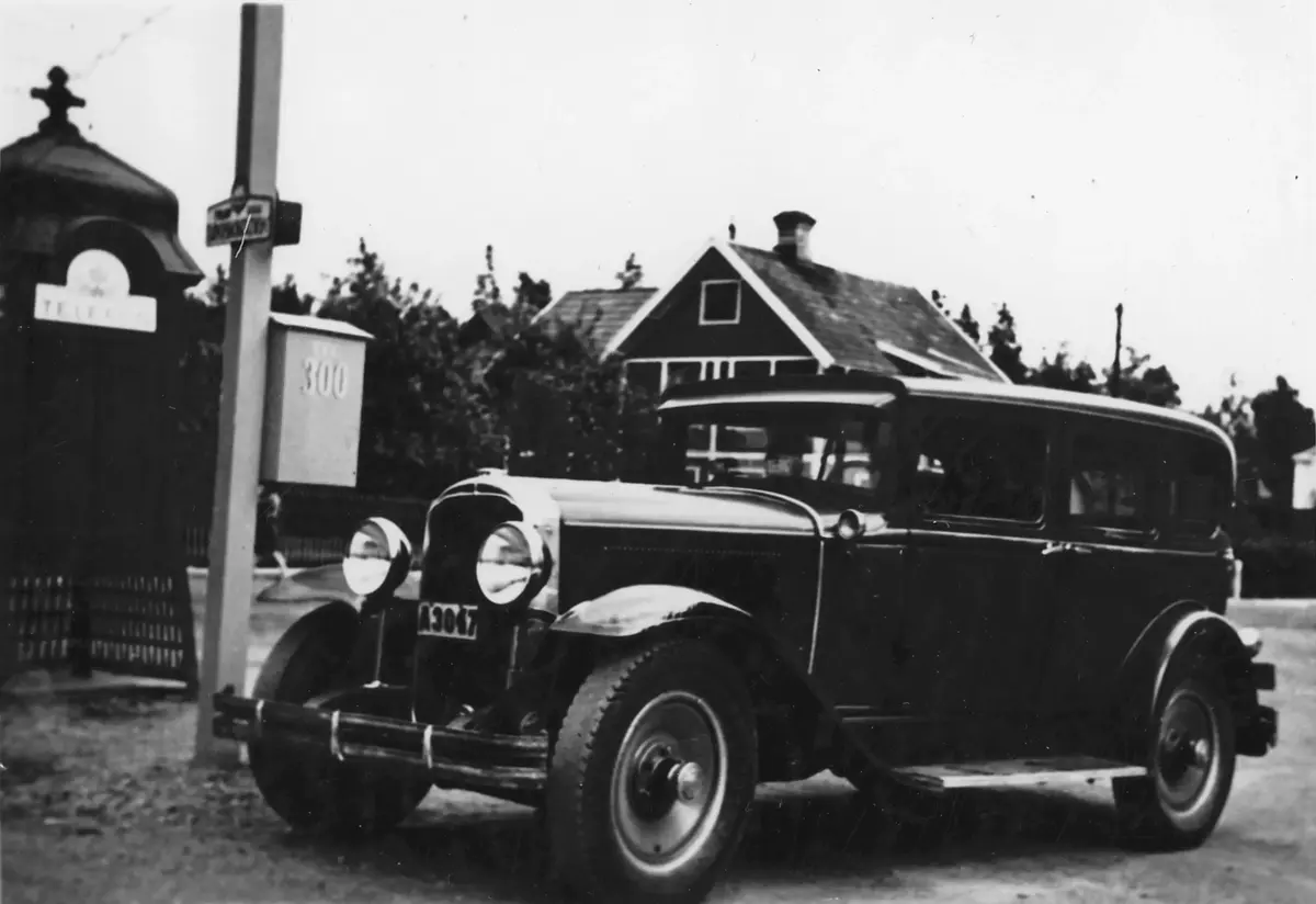 Roos droskstation vid Leipzig Huddingevägen-Turingevägen. 
Andra stationer fanns vid Juliaborg och Älvsjö station och betjänades från villan vid Helgestavägen-Turingevägen.
 ; BHF Studiecirkel vt 2016:
Telefonnummer Örby 300, jfr numret på lådan på bilden.