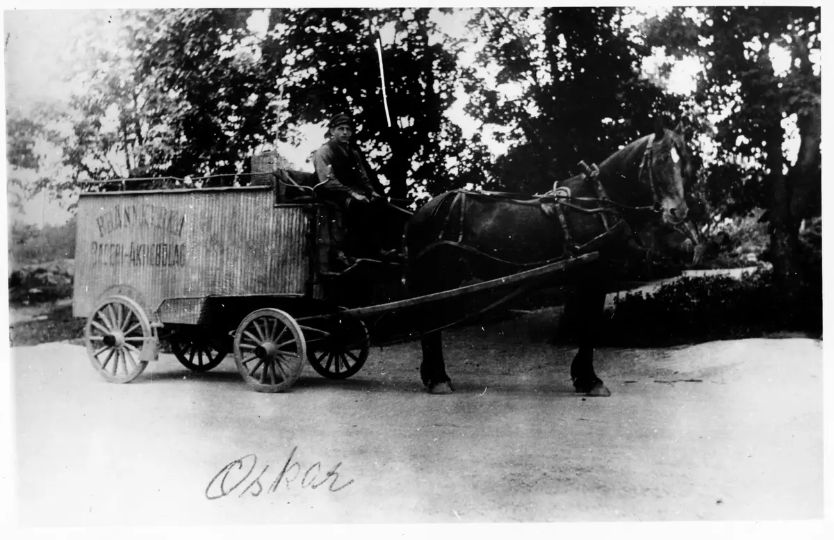 Oskar Jahnsson från Hagsätra. 
Brödutkörare vid Brännkyrkabageriet vid Leipzig omkring 1920-1930.
Repro från Fru Märta Johansson, gift Forsberg. ::