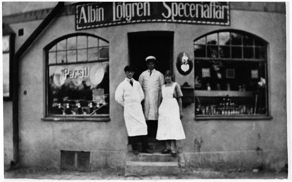 Albin Löfgrens Speceriaffär.
 ; BHF Studiecirkel vt 2019:
Leipzighuset i hörnan Huddingevägen - Turingevägen.