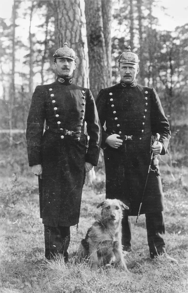 Poliserna Björk (t.v.) och Forsberg i Örby år 1920.
Foto från Margareta Frost ::