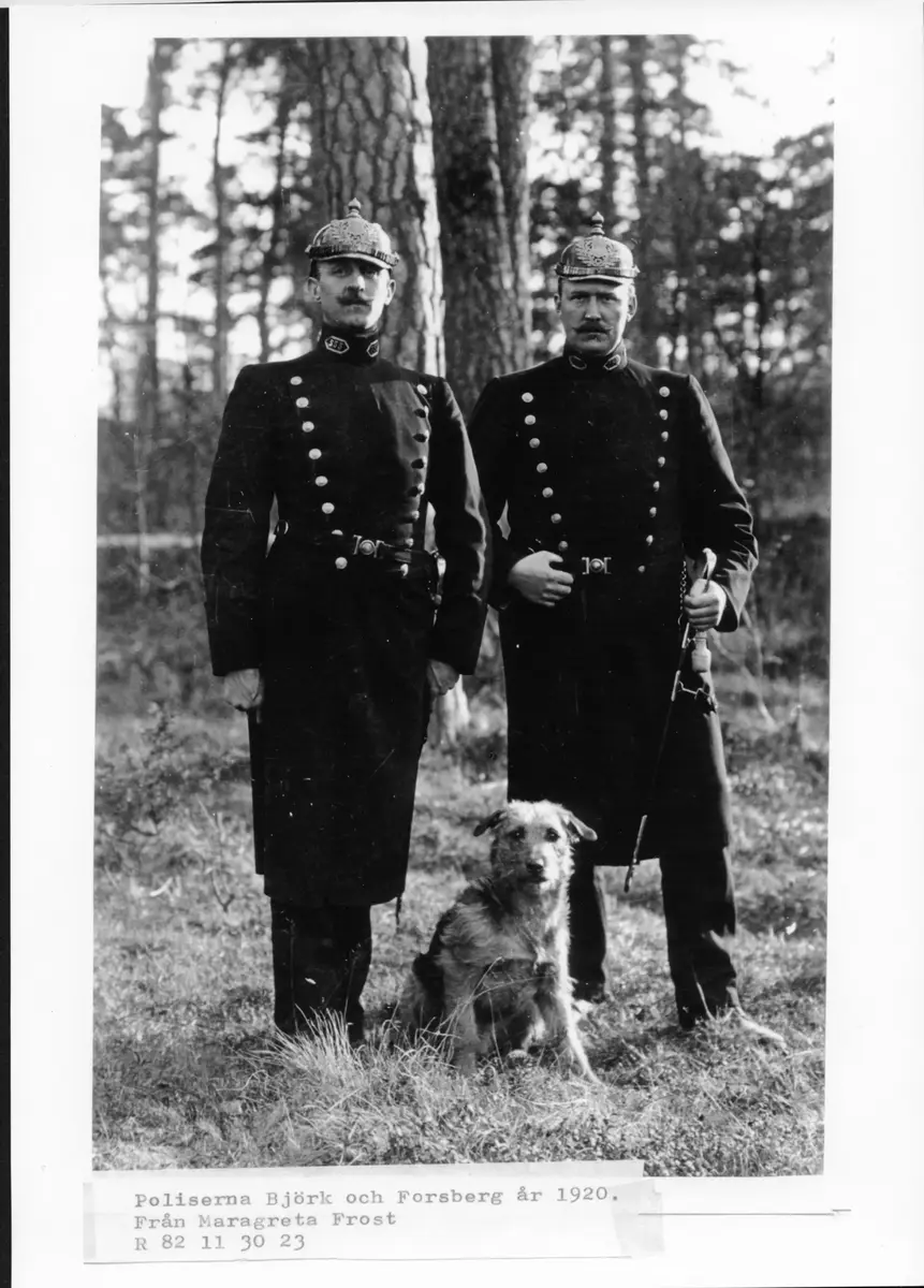 Poliserna Björk (t.v.) och Forsberg i Örby år 1920.
Foto från Margareta Frost ::