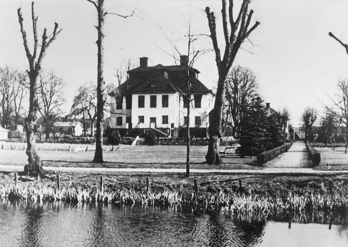 Örby (Ör= sandstrand) gård eller slott byggdes på 1600-talet. Huvudbyggnaden i karolinsk barock. Gård och egendom har innehafts av bl a släkterna Bonde, Falkenberg, Gyllenstierna, Reuterholm och von Plomgren. Inredning från olika århundraden finns bevarade. Sedan 1950 i Stockholms stads ägo. 
 ; BHF studiecirkel vt 2016:
Se text till bild bhf1405_013.