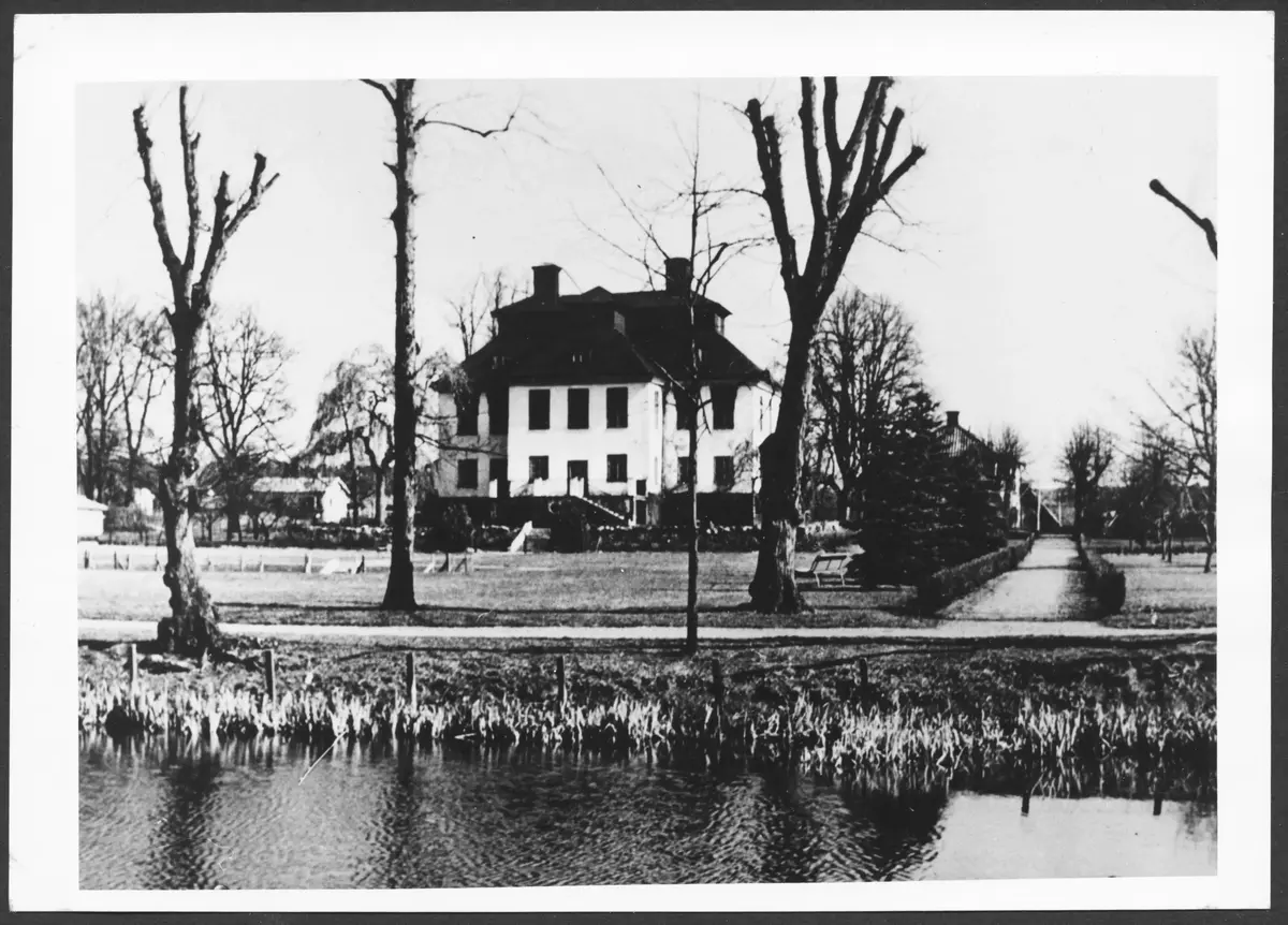 Örby (Ör= sandstrand) gård eller slott byggdes på 1600-talet. Huvudbyggnaden i karolinsk barock. Gård och egendom har innehafts av bl a släkterna Bonde, Falkenberg, Gyllenstierna, Reuterholm och von Plomgren. Inredning från olika århundraden finns bevarade. Sedan 1950 i Stockholms stads ägo. 
 ; BHF studiecirkel vt 2016:
Se text till bild bhf1405_013.