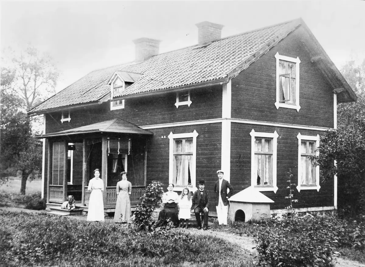 Lisebergs gård från S
Fotot från Lillie Carlsson
 ; BHF studiecirkel vt 2016:
Liseberg var namnet på ett torp under Västberga gård, som från 1778 låg vid nuvarande Jultomtestigen 13-15 / Lisebergsvägen 118, där fortfarande några byggnader finns kvar. Bilden visar familjen Löfgren, pappa (Erik) Johan, mamma Elna, de båda döttrarna och sonen med studentmössa samt dotterdottern Lilly [Lillie], som bodde i Liseberg från 1905 och den torde vara tagen omkring 1915. S:t Bernardhunden hette Björn.