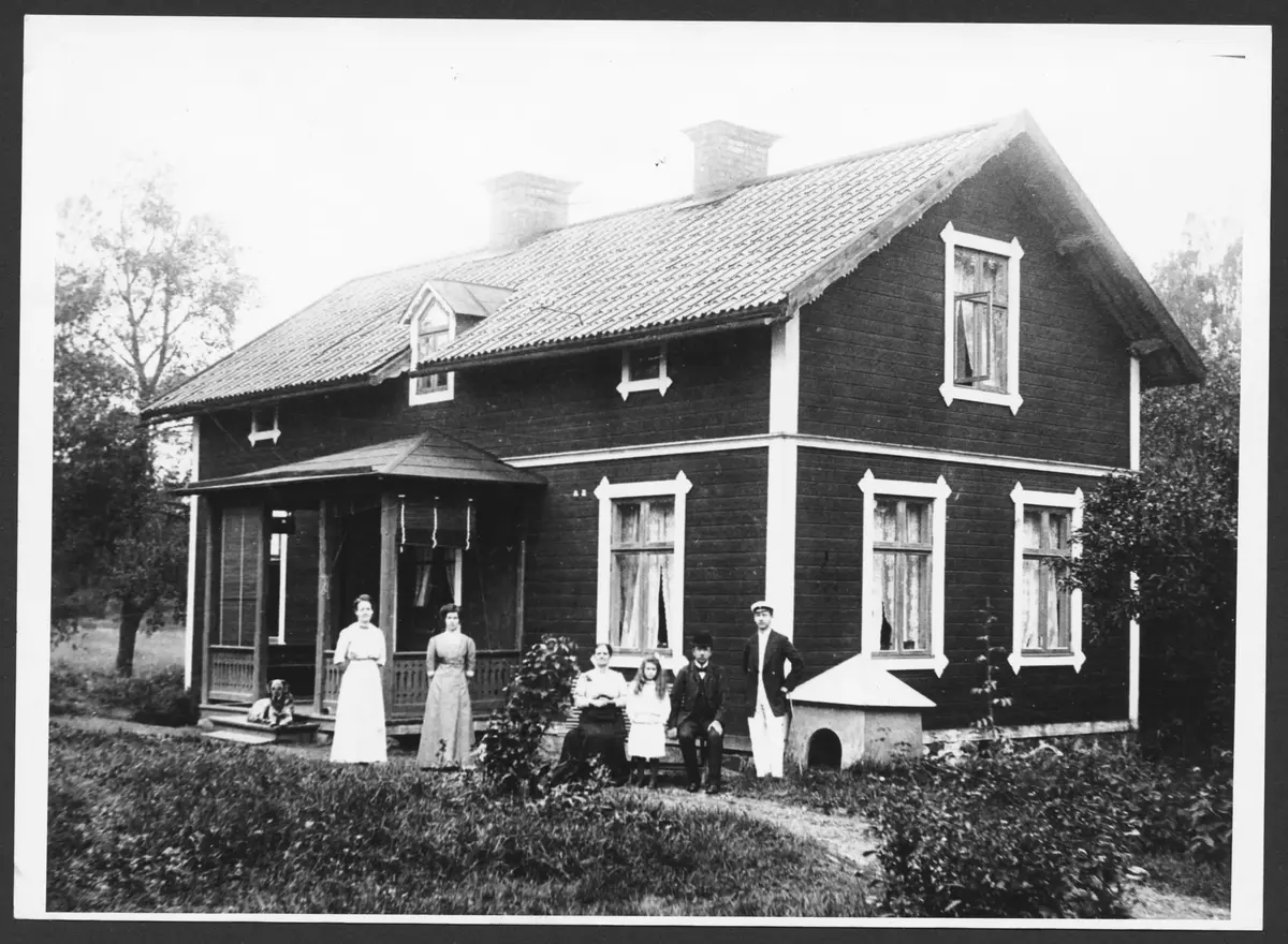 Lisebergs gård från S
Fotot från Lillie Carlsson
 ; BHF studiecirkel vt 2016:
Liseberg var namnet på ett torp under Västberga gård, som från 1778 låg vid nuvarande Jultomtestigen 13-15 / Lisebergsvägen 118, där fortfarande några byggnader finns kvar. Bilden visar familjen Löfgren, pappa (Erik) Johan, mamma Elna, de båda döttrarna och sonen med studentmössa samt dotterdottern Lilly [Lillie], som bodde i Liseberg från 1905 och den torde vara tagen omkring 1915. S:t Bernardhunden hette Björn.