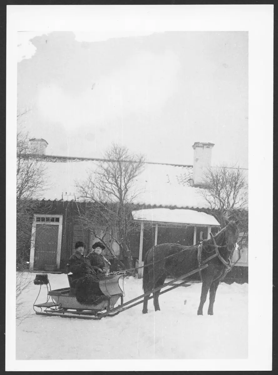 Med häst och släde utanför 1600-talshuset vid Lisebergs gård.

 ; BHF studiecirkel vt 2016:
Se text till bilderna bhf1407_133 och bhf1407_137