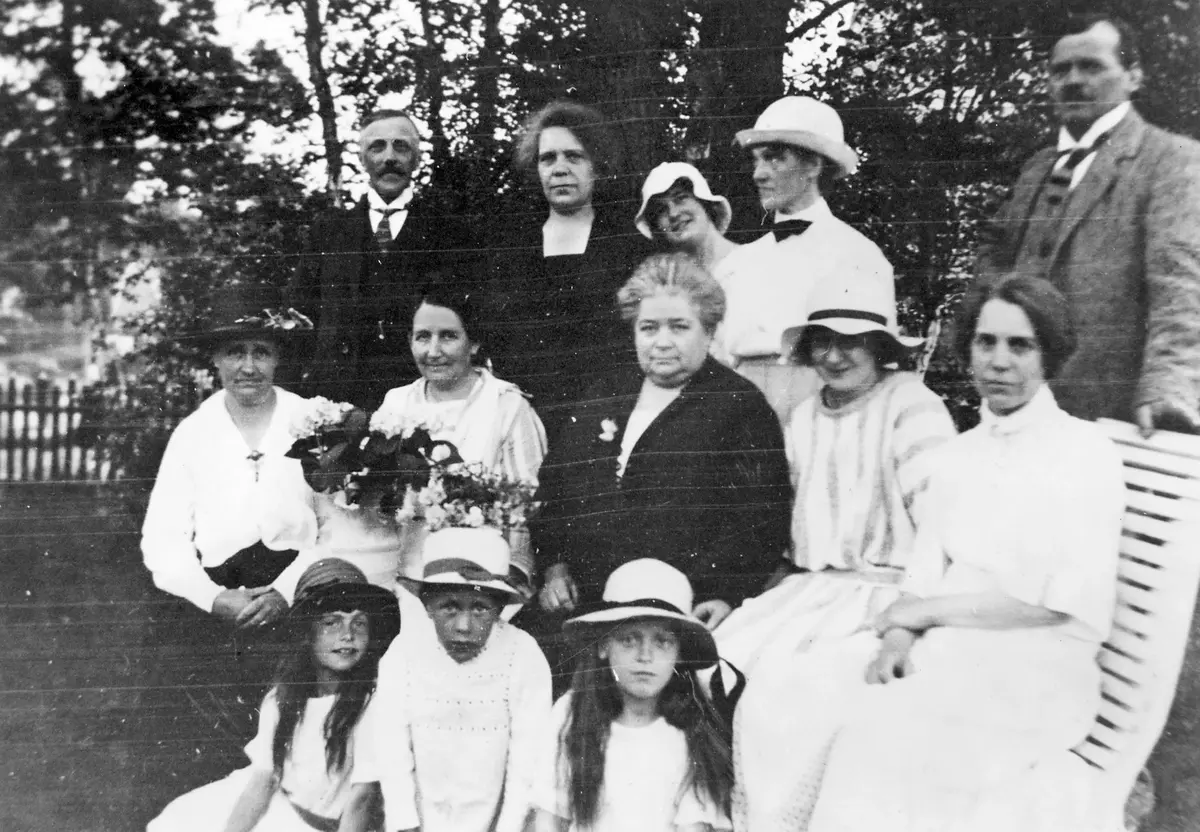 Elvsro 16/6 1922. Liseberg. Ida Nilssons 45 års-dag 
Bakre raden Erik Bohman, Elsa Kock, Karin Nilsson, Tant och farbror Johansson. 
Mellersta raden: Karin Bohman, Ida Nilsson, moster Riken Anderssson, Rut Nilsson, Hildur Kock 
Främre raden: Britt Johansson, Alle Bohman, Gertrud Johansson ::