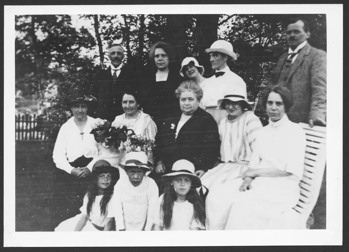 Elvsro 16/6 1922. Liseberg. Ida Nilssons 45 års-dag 
Bakre raden Erik Bohman, Elsa Kock, Karin Nilsson, Tant och farbror Johansson. 
Mellersta raden: Karin Bohman, Ida Nilsson, moster Riken Anderssson, Rut Nilsson, Hildur Kock 
Främre raden: Britt Johansson, Alle Bohman, Gertrud Johansson ::