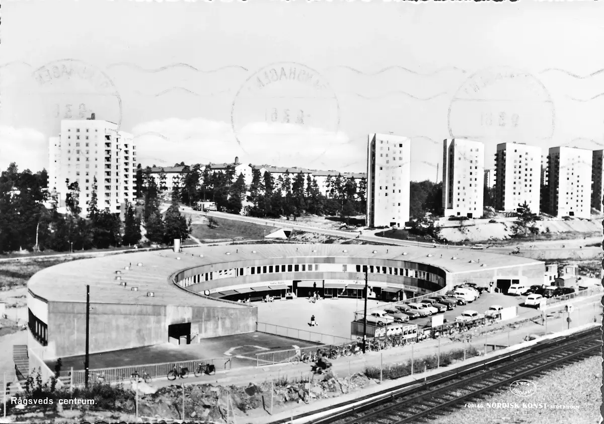 Rågsveds centrum.  ; BHF studiecirkel ht 2016:
Poststämplat1961.
Bjursätra torp låg t.v. i bild, Rågsved t.h. utanför bild.