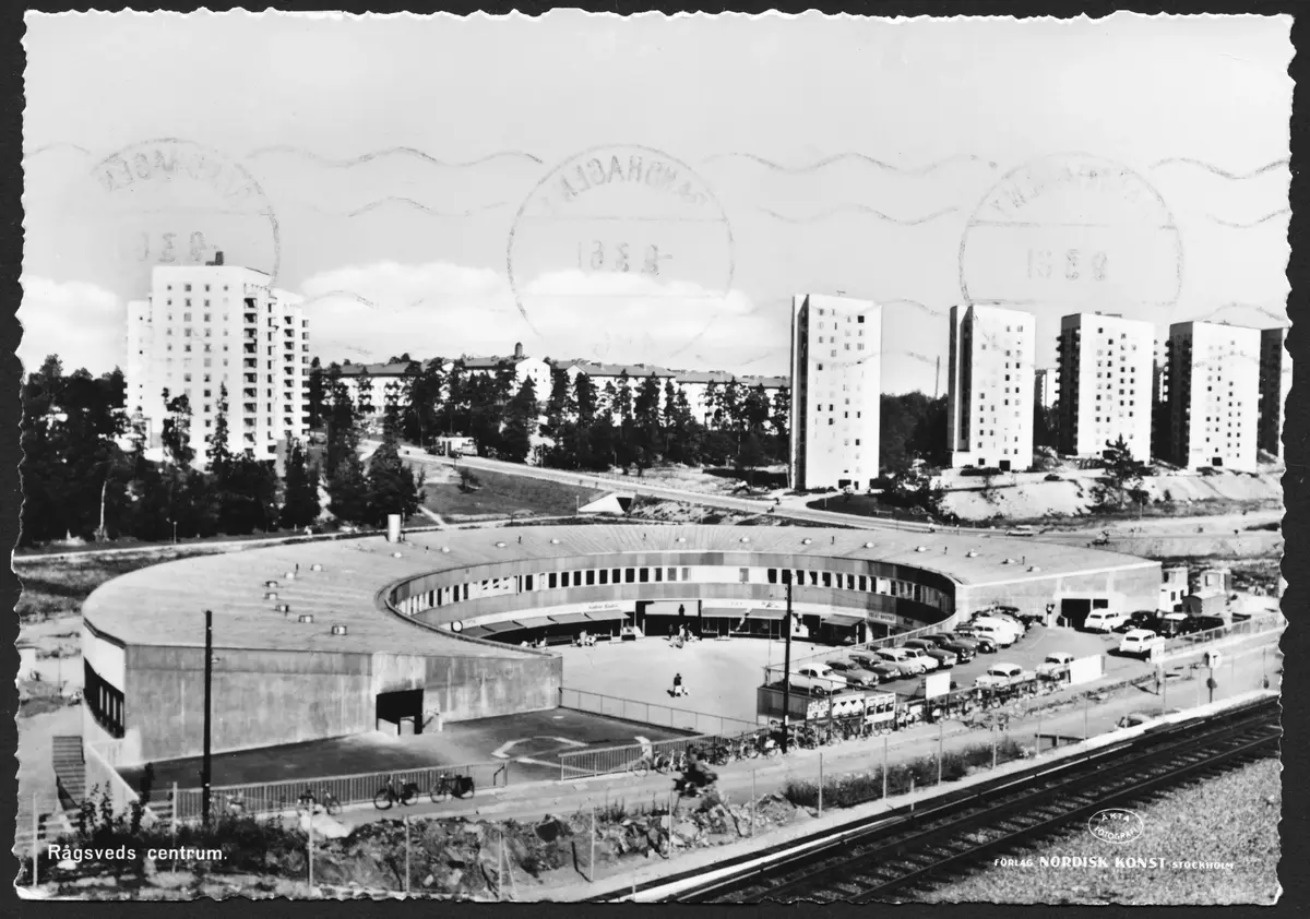 Rågsveds centrum.  ; BHF studiecirkel ht 2016:
Poststämplat1961.
Bjursätra torp låg t.v. i bild, Rågsved t.h. utanför bild.