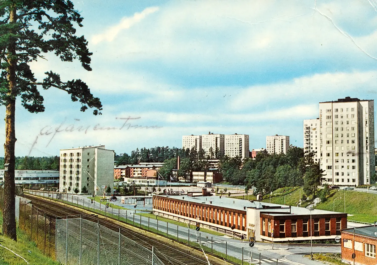 Rågsved. Centrum 
Fotograf: L. Hollstrand ; BHF studiecirkel ht 2016:
Groll's låg i byggnaden längst ner t.h.