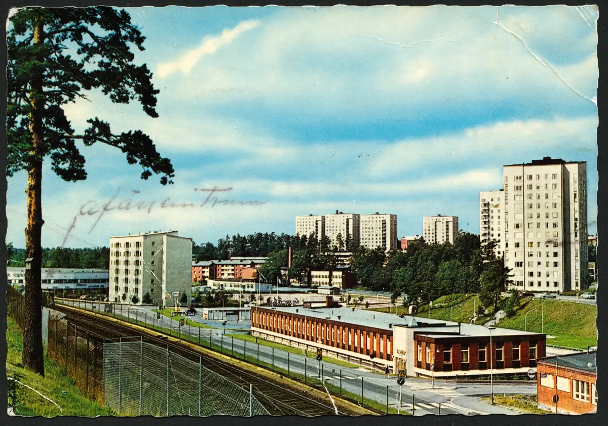 Rågsved. Centrum 
Fotograf: L. Hollstrand ; BHF studiecirkel ht 2016:
Groll's låg i byggnaden längst ner t.h.