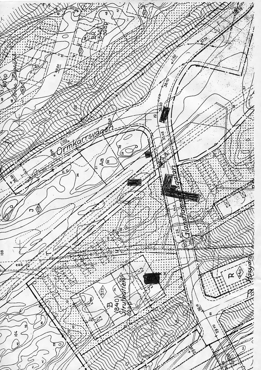 Åkrar med gården Ormkärr
Detaljplan över Ormkärr.  ; BHF studiecirkel ht 2016:
Boningshus och uthus låg utmed nuvarande Glanshammarsgatan i korsningen med Ormkärrsvägen.