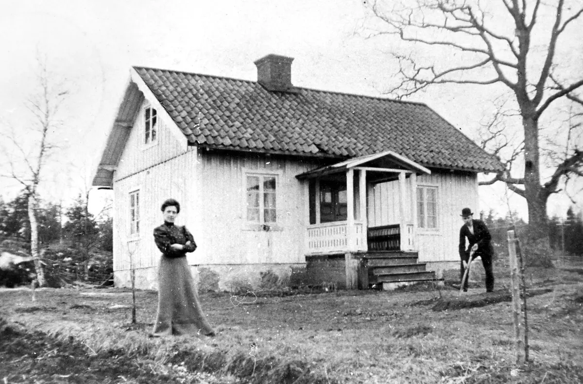 Lillhagen söder järnvägsövergången vid Nynäsbanan. Evelyn och Hjalmar bodde där 1906-08. Lillhagen revs vid 60-talets början. ; BHF studiecirkel ht 2016:
Hjalmar Norberg, f. 1879, d. 1939 och h.h. Evelina, f. 1882, d. 1927.
Torpet Lillhagen låg mellan Älvsjöbadet och järnvägen. Numera går en återvändsgata upp mot platsen.