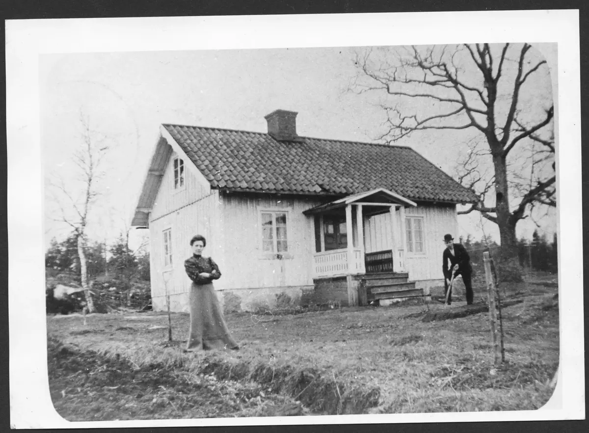 Lillhagen söder järnvägsövergången vid Nynäsbanan. Evelyn och Hjalmar bodde där 1906-08. Lillhagen revs vid 60-talets början. ; BHF studiecirkel ht 2016:
Hjalmar Norberg, f. 1879, d. 1939 och h.h. Evelina, f. 1882, d. 1927.
Torpet Lillhagen låg mellan Älvsjöbadet och järnvägen. Numera går en återvändsgata upp mot platsen.