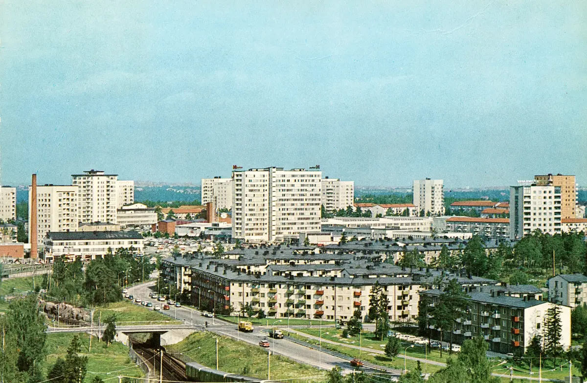 Högdalen. Utsikt från Högdalstoppen Brevkort
Fotograf: L. Hollstrand ; Trollesundsvägen på viadukt över T-banans spår till SL-hallen