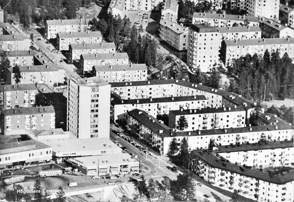 Högdalens centrum. ; BHF studiecirkel ht 2016:
Korsningen Önskehemsgatan - Harpsundsvägen nederst i bild.