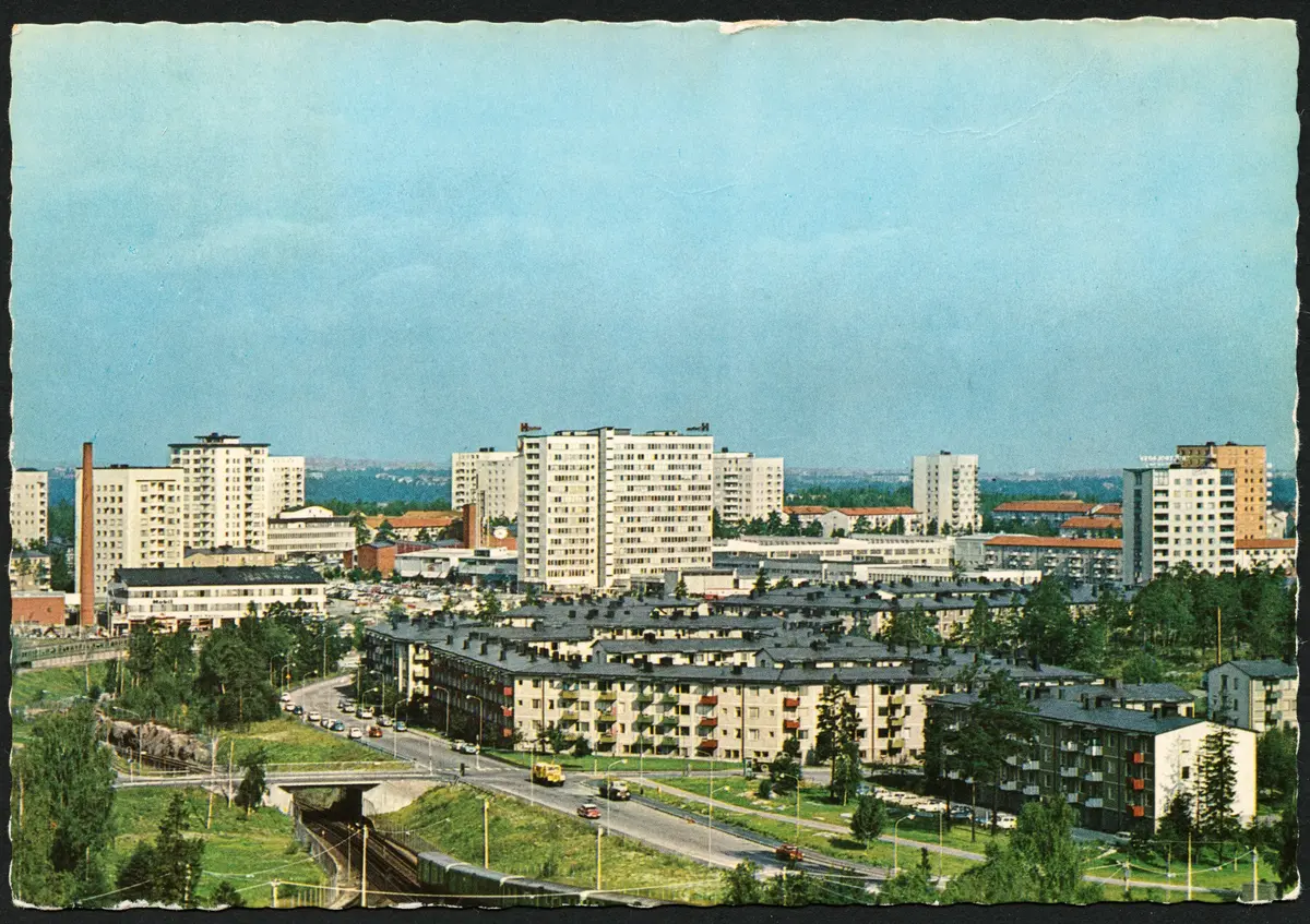 Högdalen. Utsikt från Högdalstoppen Brevkort
Fotograf: L. Hollstrand ; Trollesundsvägen på viadukt över T-banans spår till SL-hallen