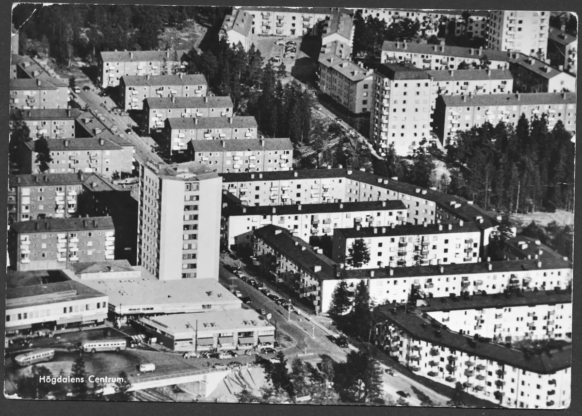 Högdalens centrum. ; BHF studiecirkel ht 2016:
Korsningen Önskehemsgatan - Harpsundsvägen nederst i bild.