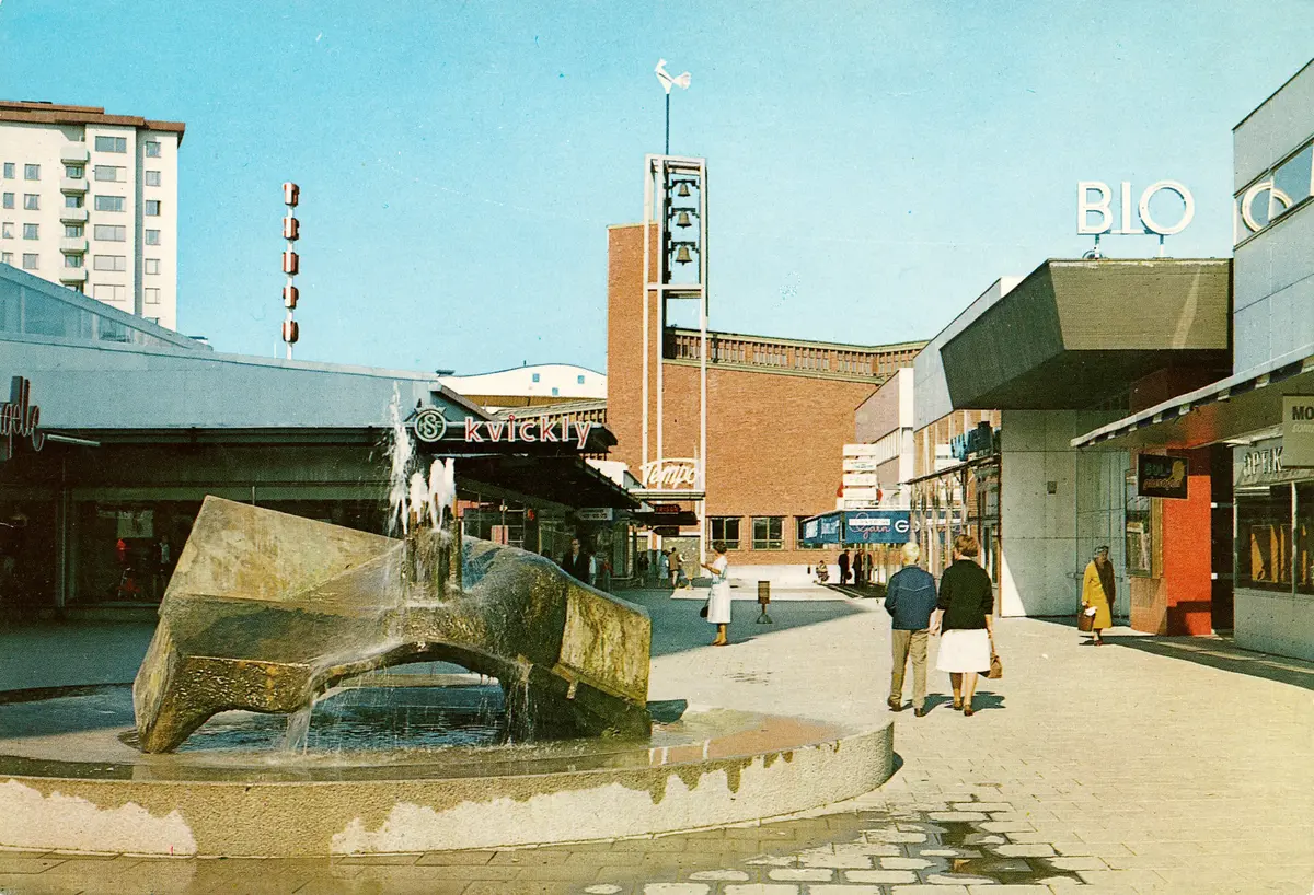 Högdalens centrum. 
Fotograf: L. Hollstrand ; BHF studiecirkel ht 2016:
Fontänen "Malm och vatten" gjord av Willy Gordon