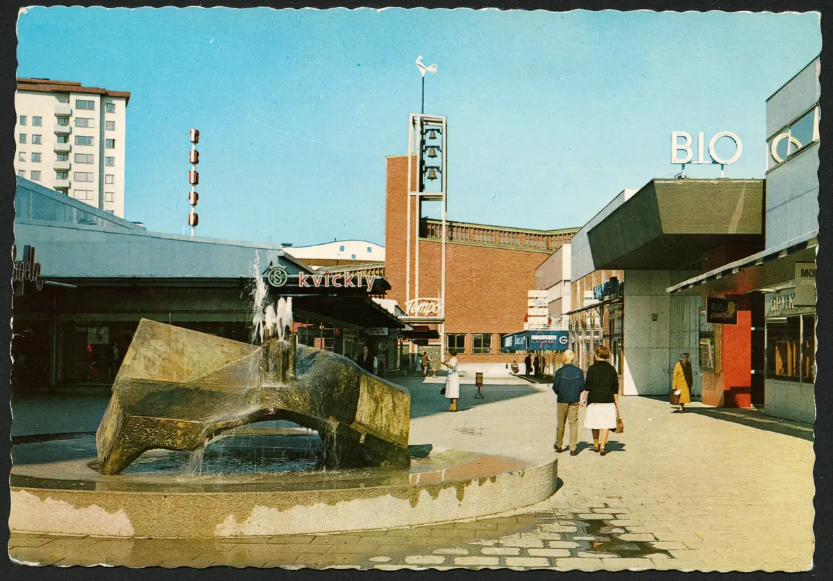 Högdalens centrum. 
Fotograf: L. Hollstrand ; BHF studiecirkel ht 2016:
Fontänen "Malm och vatten" gjord av Willy Gordon