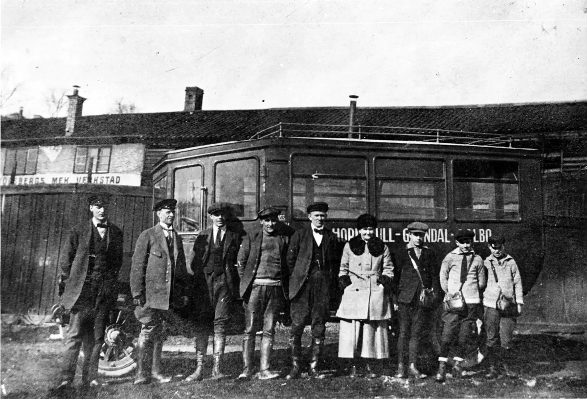 Bussen som trafikerade sträckan Hornstull-Gröndal-Dalbo. Chaffören Erik Larsson står t.v. om kvinnan, fru Gustavsson vid Sjöbjörnsbacken. År 1920.