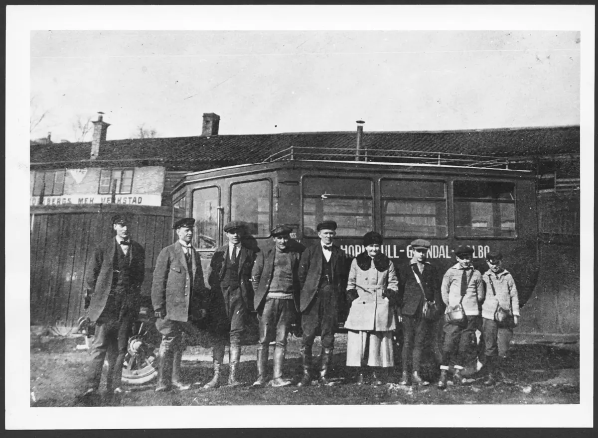 Bussen som trafikerade sträckan Hornstull-Gröndal-Dalbo. Chaffören Erik Larsson står t.v. om kvinnan, fru Gustavsson vid Sjöbjörnsbacken. År 1920.