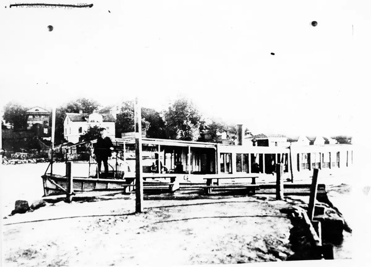 Ångslupen Frigg här fotograferad utanför Gröndal 1910.  ; BHF studiecirkel vt 2017:
Byggd 1876 av Motala Verkstad, Motala. Längd 17,81 m, bredd 3,66 m.