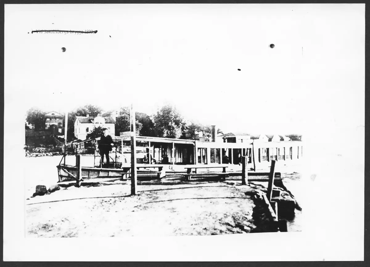 Ångslupen Frigg här fotograferad utanför Gröndal 1910.  ; BHF studiecirkel vt 2017:
Byggd 1876 av Motala Verkstad, Motala. Längd 17,81 m, bredd 3,66 m.