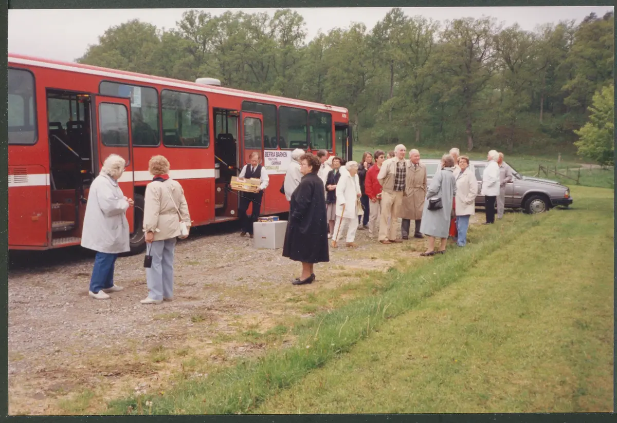 Bussresa 1994 till Nynäs och Nyköping. Bussfika vid Nynäs slott. 
Foto: Neida och Stig Jonsson.