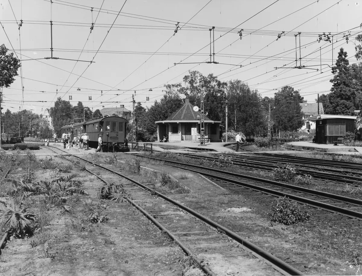 Båten "Brunnsviken" anländer till bryggan vid Sätra äng i Danderyd den 9 juli 1899.
Bilden är troligen tagen av Axel Pehrson.
Glasplåten låg i ett kuvert som hade bildtexten:
"Båten kommer, den 9 juli 1899."